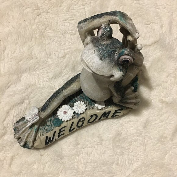 'Welcome' Yoga Frog + Butterflies Garden Statue - Picture 2 of 11